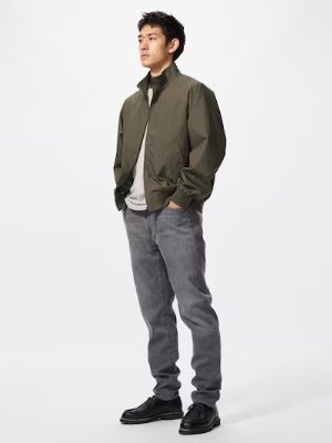 Full-length photo of a model wearing the jeans.