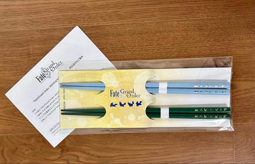 Packaged Fate/Grand Order wooden chopstick set with two pairs (blue and green) on a wooden surface and a paper insert.