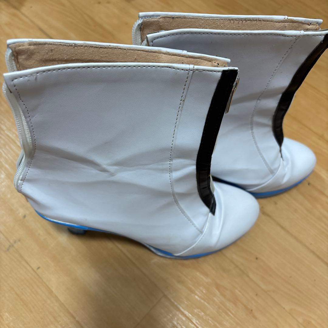 Photo of white cosplay boots (Nero Claudius FGO) shown from the side on a wooden floor.