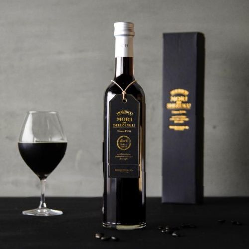 A bottle of 森の雫リキッドコーヒー RICH 500ml displayed with a filled glass and its box.