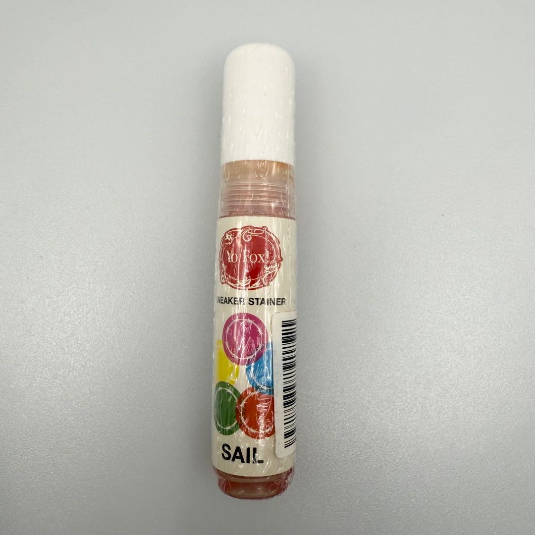A felt-tipped sneaker stainer pen labeled "SAIL" with a white cap on a light gray background.