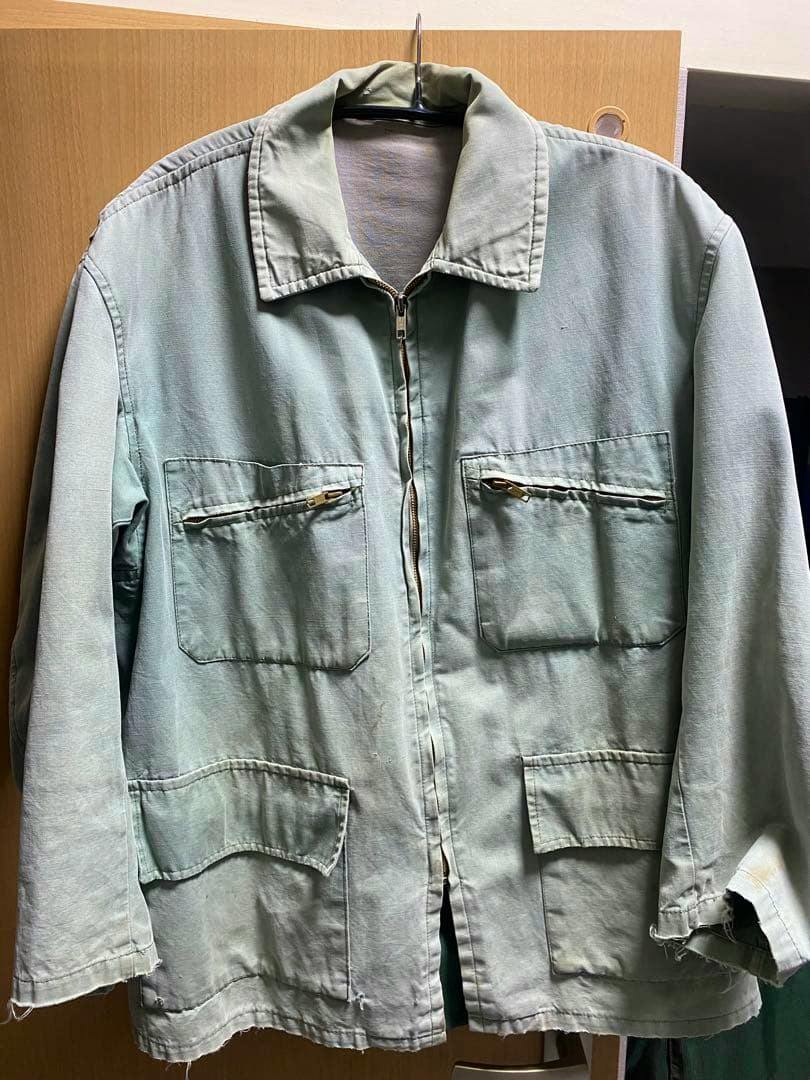 Front view of the French 50-60s hunting jacket showing the collar, central zipper, and four front pockets.