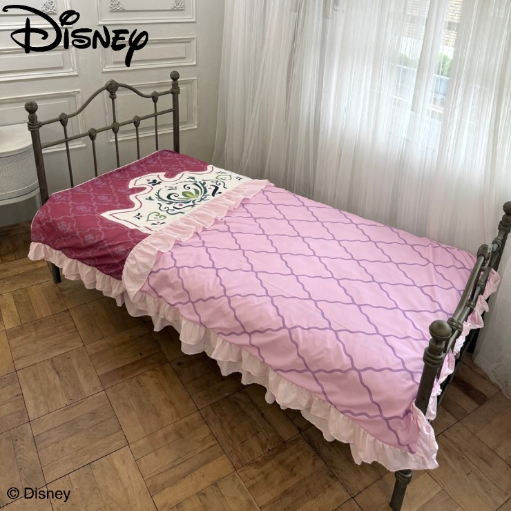 Single-long size 'アナと雪の女王' duvet cover in pink with patterned panels and ruffled edges displayed on a bed.