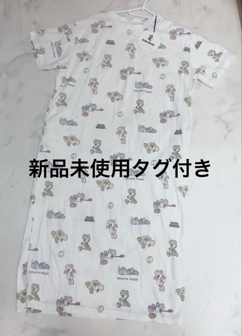 Flat-lay photo of the white cotton women’s nightdress with all-over pastel Yoshi/Super Mario print on a marble surface, shown with a hanger and Japanese “新品未使用タグ付き” text overlay.