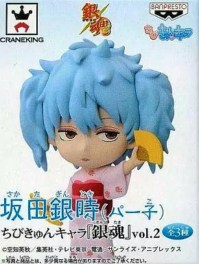 Promotional image showing the chibi Sakata Gintoki (パー子) trading figure with blue hair and a yellow fan, plus logos and Japanese text.
