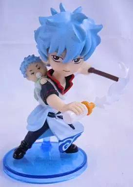 Front view of the figure of 坂田銀時と勘七郎 from Gintama on a blue round base, showing Gintoki with blue hair holding a sword and a small child on his back.