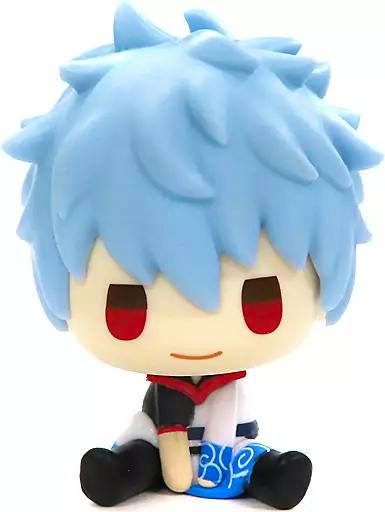 Front close-up of the PUNYBEANS trading figure of 坂田銀時 (Gintoki Sakata) sitting, showing blue hair, red eyes, and a white-and-black outfit.