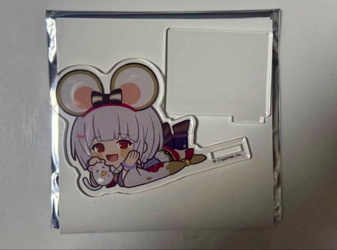 A chibi acrylic corner stand of ビカラ (Vikala) shown in its clear plastic packaging on a white backing.