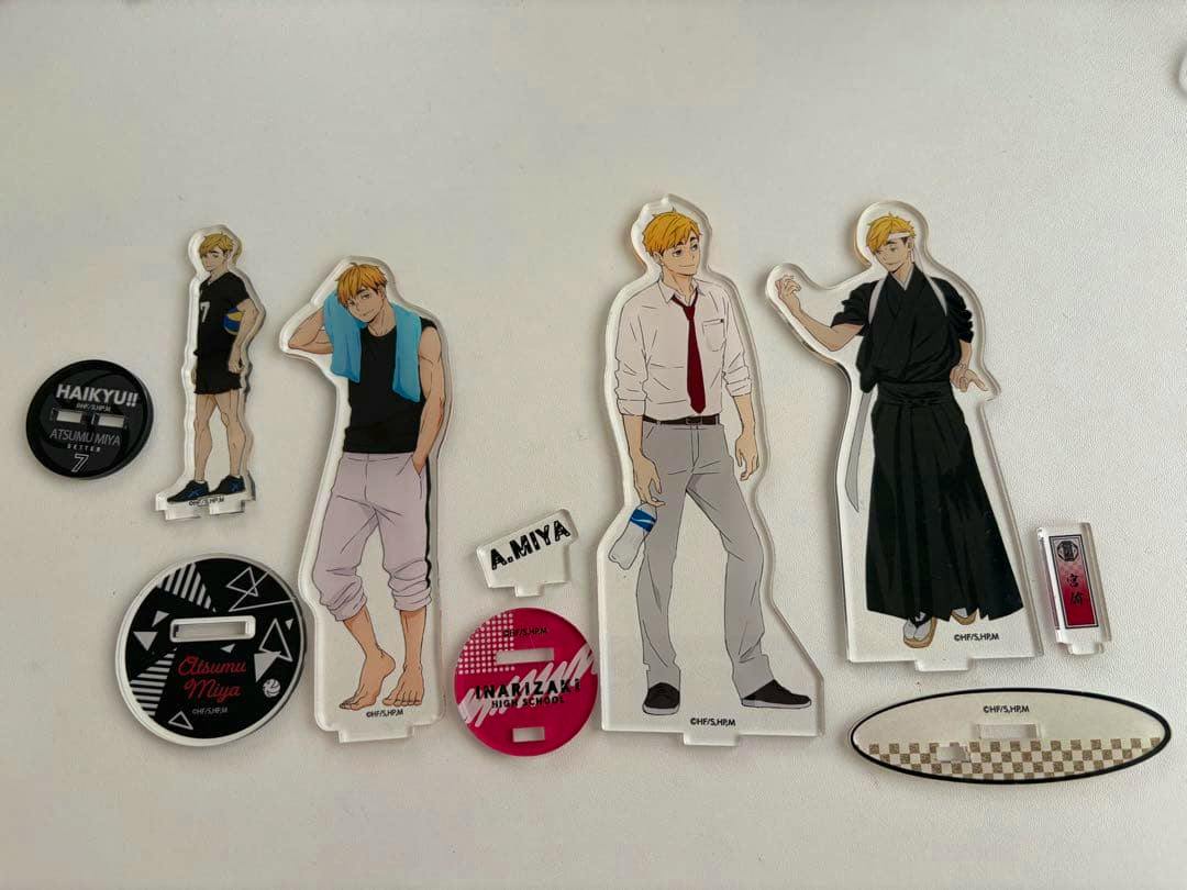 Photo of the ハイキュー!! 宮侑 acrylic stand set showing several character acrylic stands and circular bases laid out on a white background.