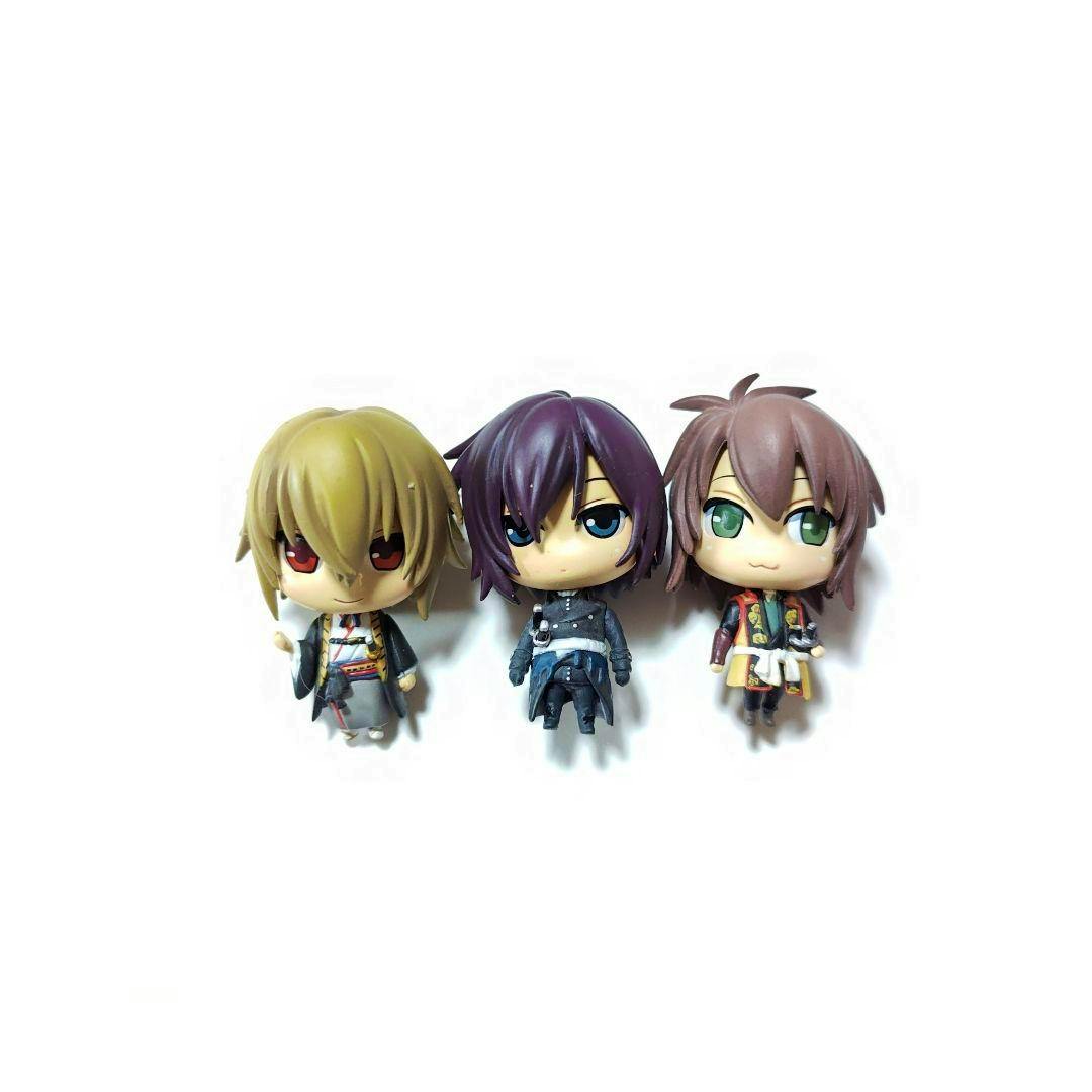 Three chibi-style Hakuouki one-coin grande figures (Saitō, Okita, Kazama) in Western-style outfits arranged side by side on a white background.