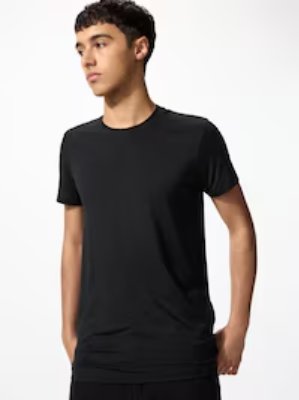 Male model wearing a black crew-neck Heattech T-shirt.