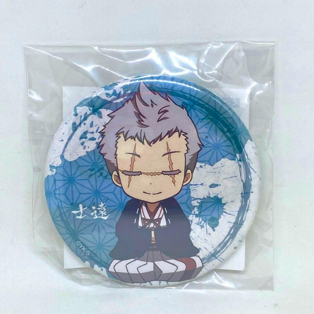 A sealed round can badge (缶バッジ) showing a chibi illustration of 士遠 from 地獄楽 on a blue patterned background.