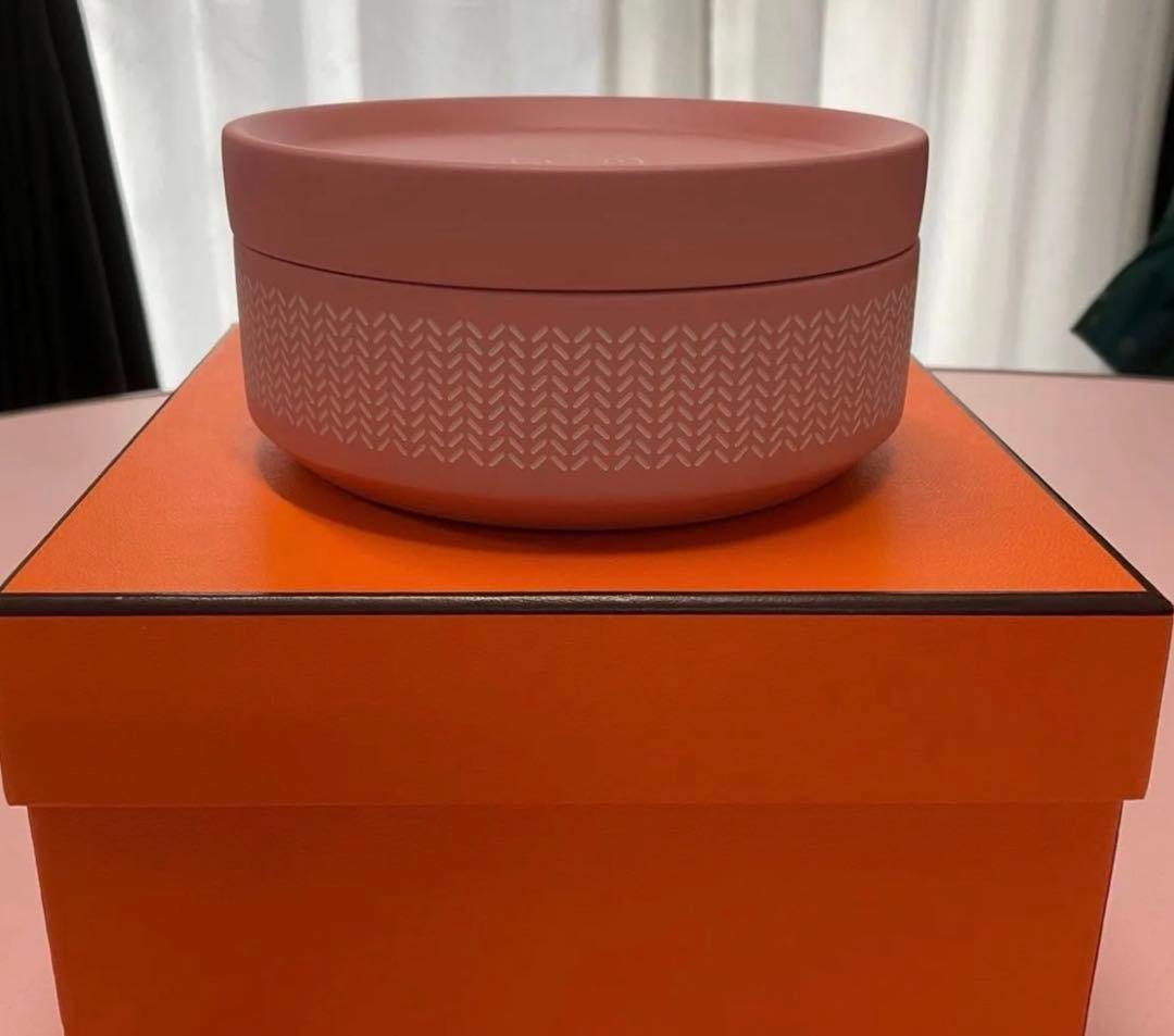 A pink lidded Boudoir PM box placed on top of an orange Hermès outer box.