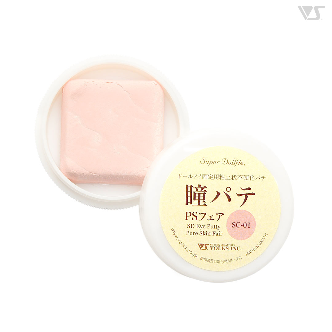 Opened jar of 瞳パテ PSフェア eye putty showing a pale pink block of clay and the labeled lid.