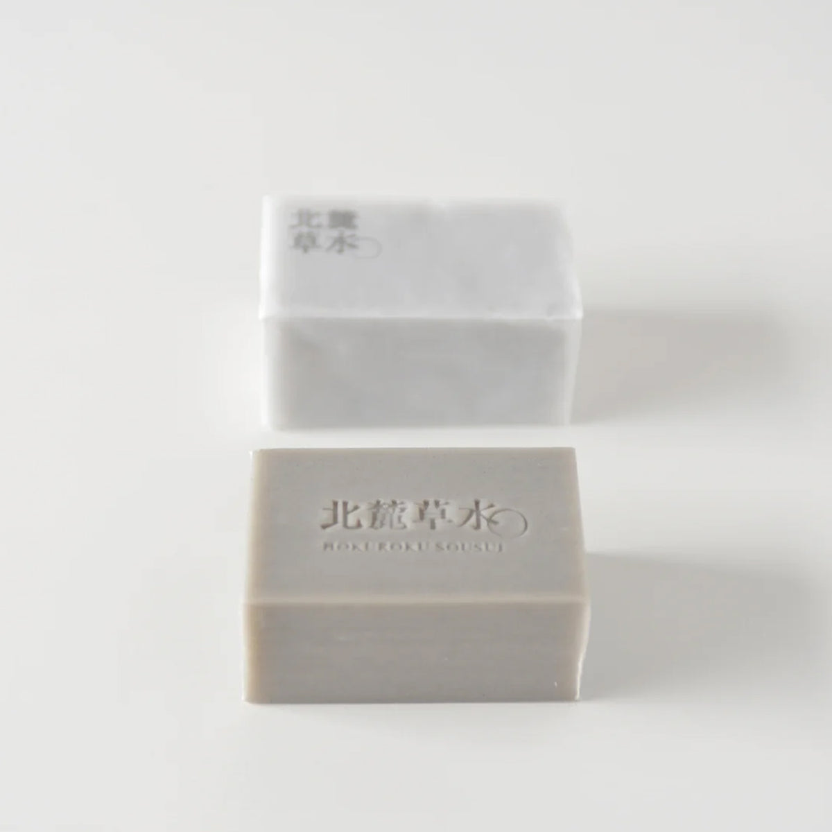 Two rectangular bars of 北麓草水 body soap on a white background, one in front and one behind.