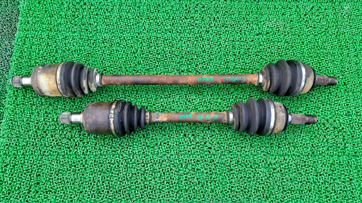Pair of front drive shafts (left and right) for a Honda Today JW3/JW4 displayed on a green mat.