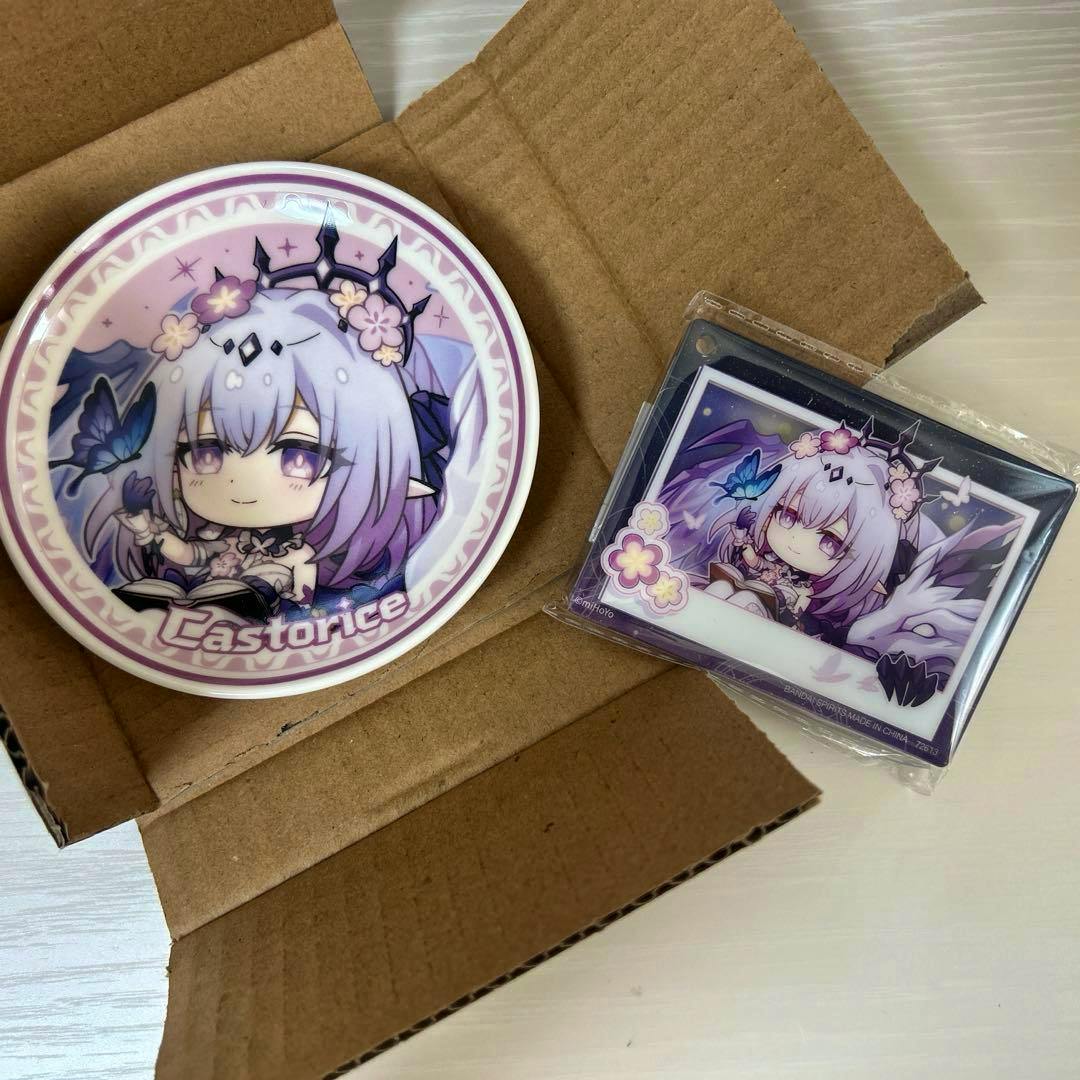Photo of the round Castorice plate and a packaged rectangular Castorice acrylic charm from 一番くじ 崩壊スターレイル Vol.3, placed on cardboard.