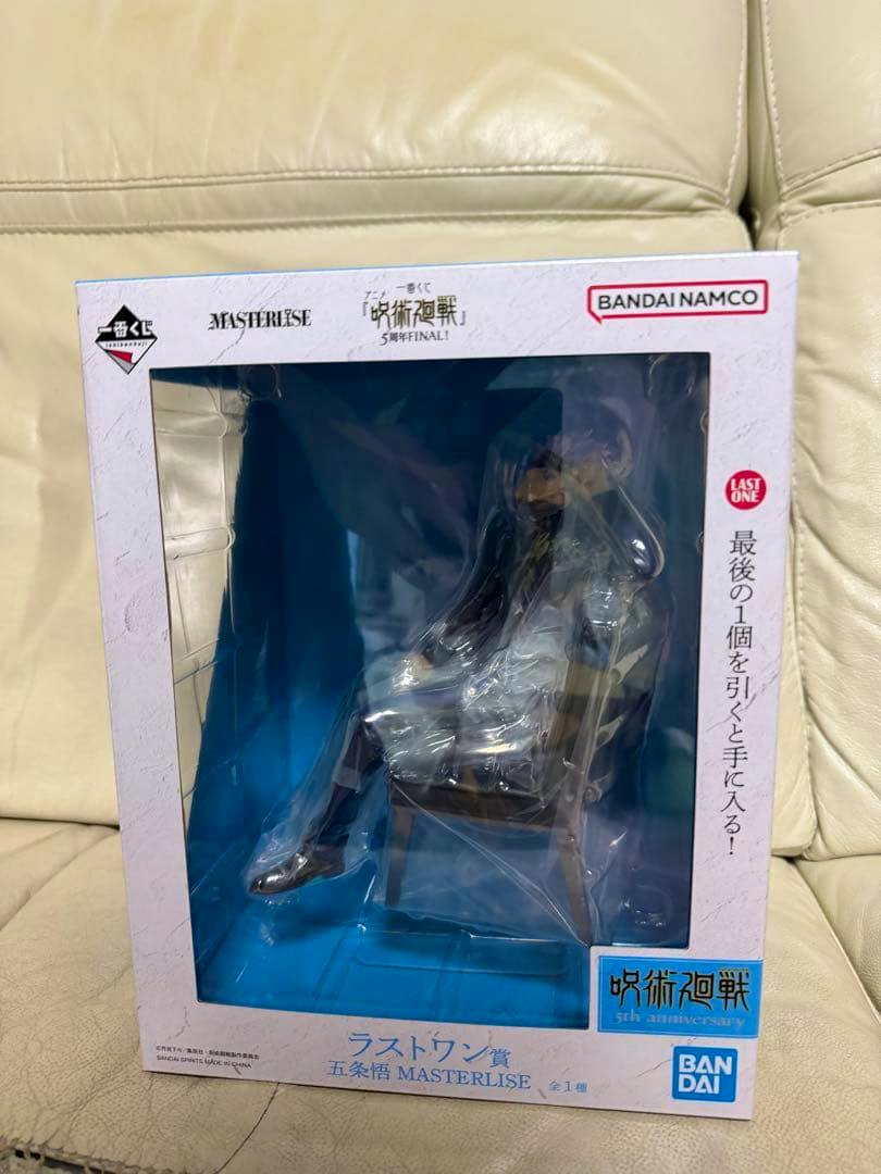 Window-boxed Bandai Namco Ichiban Kuji Jujutsu Kaisen 5th Anniversary "Last One" Gojo Satoru figure visible inside its packaging.