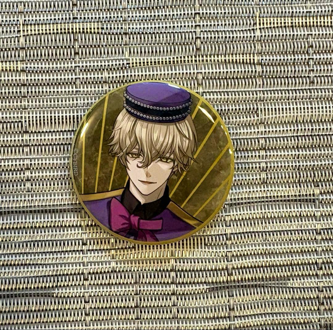 Round can badge showing the character Darius from イケメンヴィラン lovely hotel placed on a woven background.