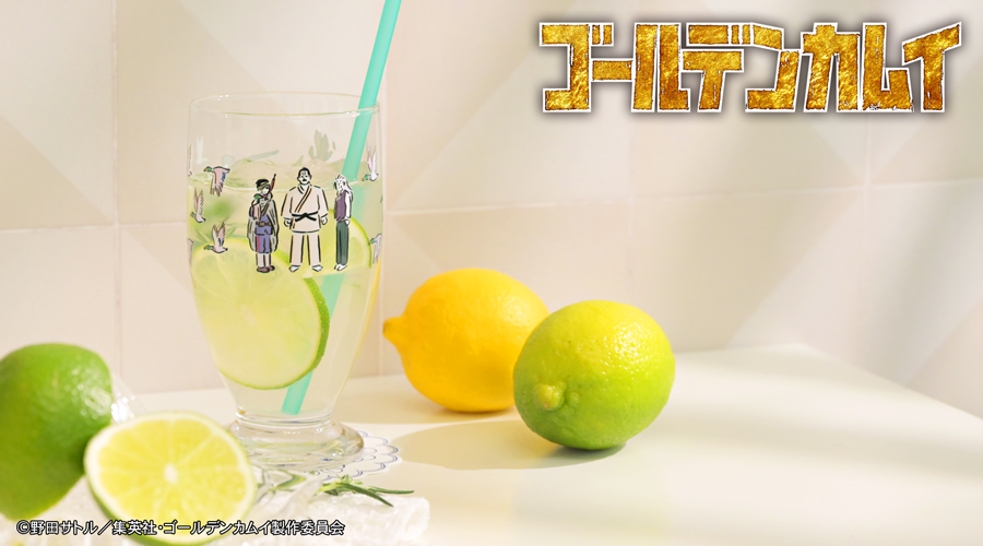 A drinking glass (レトログラスB) with printed character illustrations, a straw, and lime and lemon slices nearby.