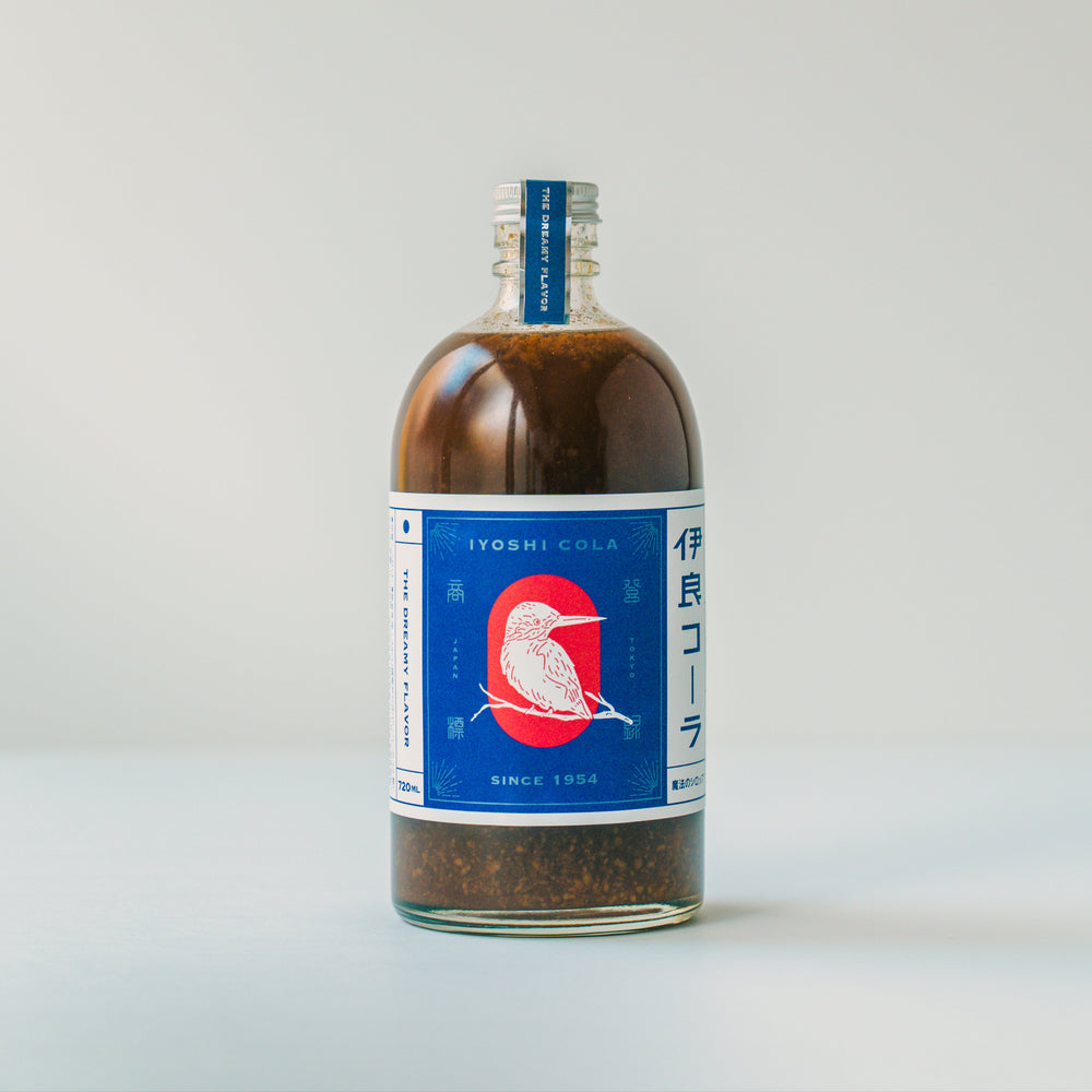 Bottle of イヨシコーラ「魔法のシロップ」Lサイズ(720ml) with a blue label showing a bird.