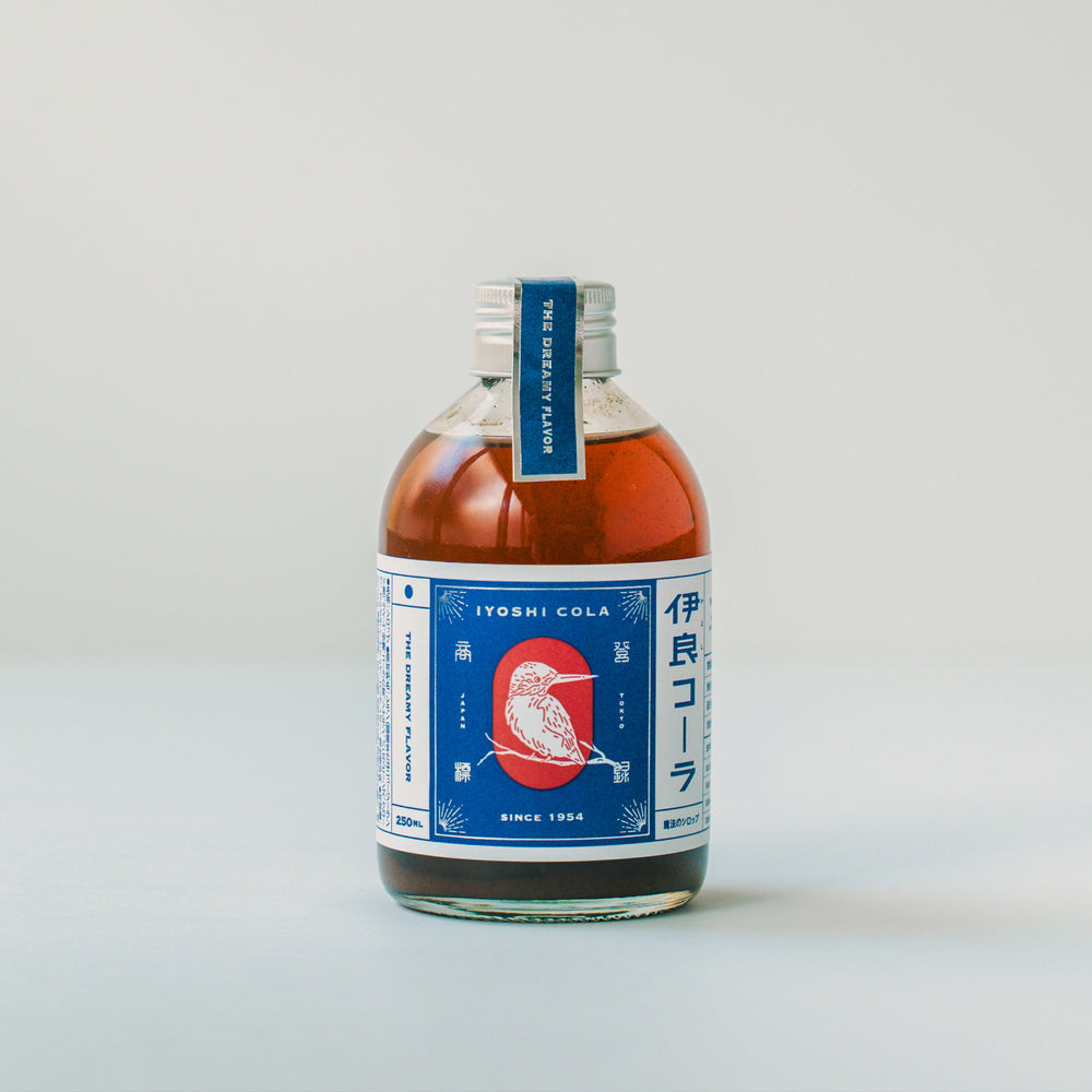 Front view of a 250ml bottle of イヨシコーラ「魔法のシロップ」 cola base syrup with a blue-and-white label.