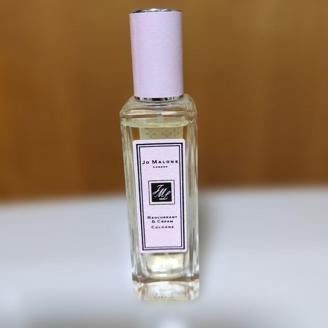 Front view of the Jo Malone レッド カラント&クリーム コロン 30ml glass bottle with a pink cap and visible label.