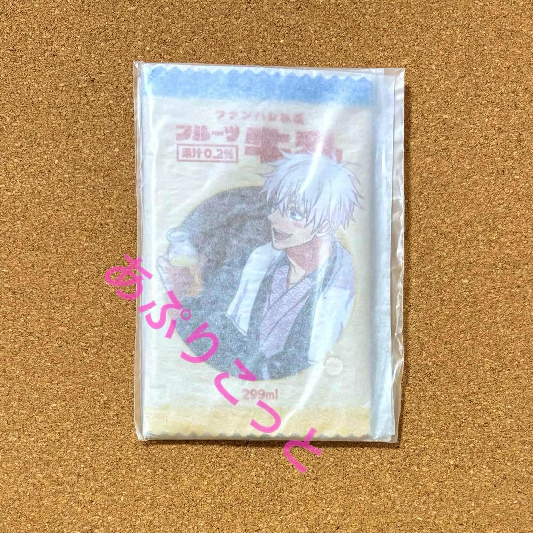 A packaged package-style pouch showing an illustrated Gojo Satoru design from Jujutsu Kaisen placed on a corkboard background.