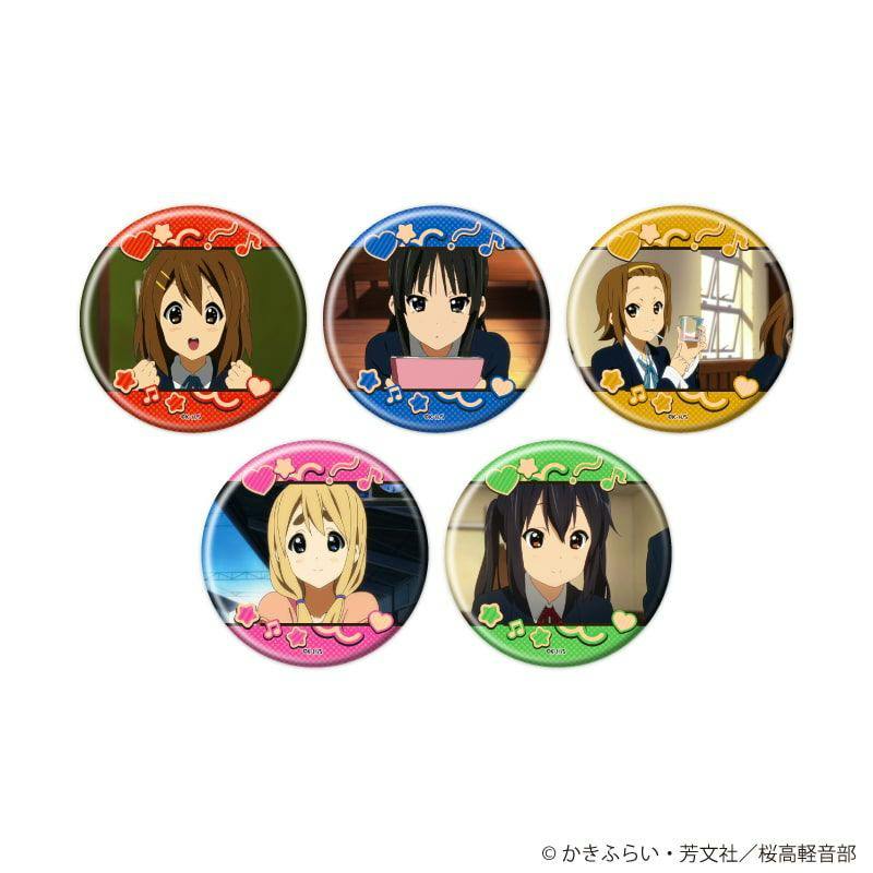 Five round can badges showing scene illustrations from the TV anime "K-On!" arranged on a white background.