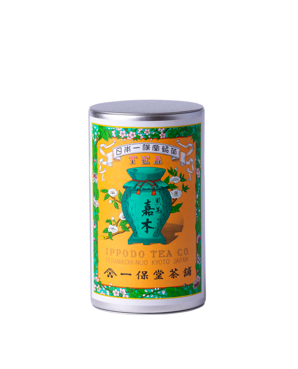 Photograph of the product — a cylindrical tin of loose-leaf black tea labeled "煎茶 嘉木(かぼく)中缶箱(155g)" with orange-and-green decorative artwork.