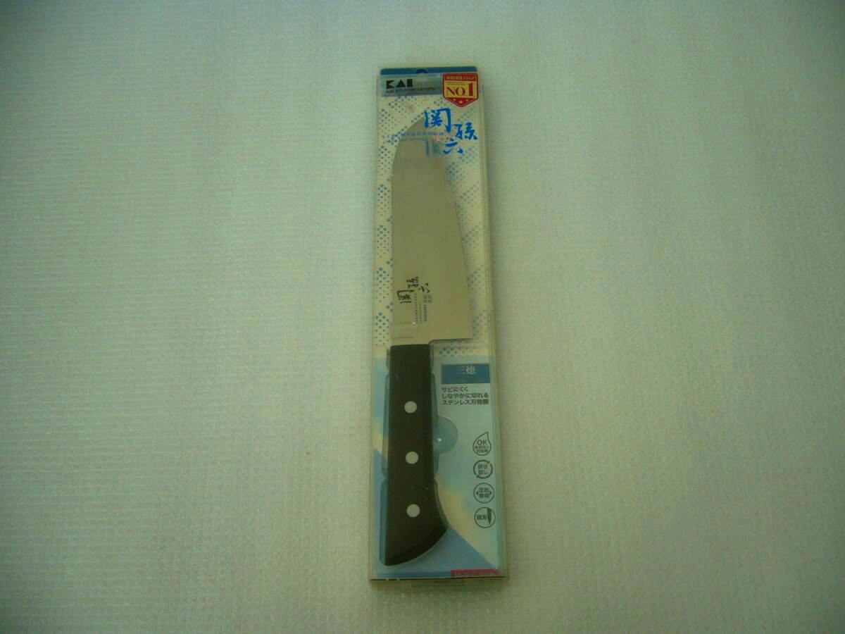 Retail-packaged chef knife (三徳包丁) showing the stainless blade and three-riveted black handle on a white background.