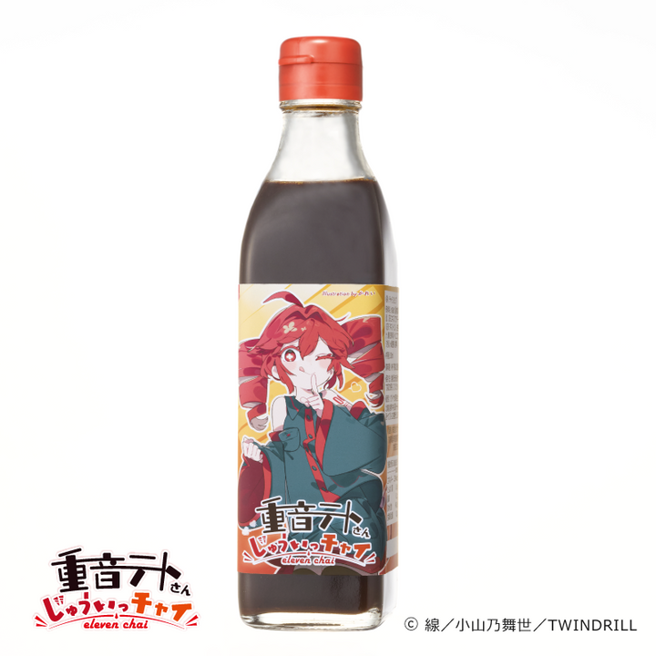 A glass bottle of sugar syrup with a red cap and a label featuring the character 重音テトさん.
