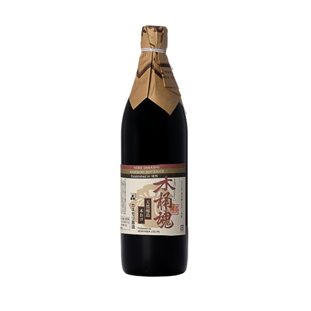 A 900ml Kioke soul soy sauce bottle with a paper-wrapped neck and Japanese label on a white background.