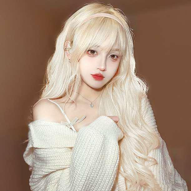 A model wearing a long platinum-blonde synthetic wig with bangs and loose waves.