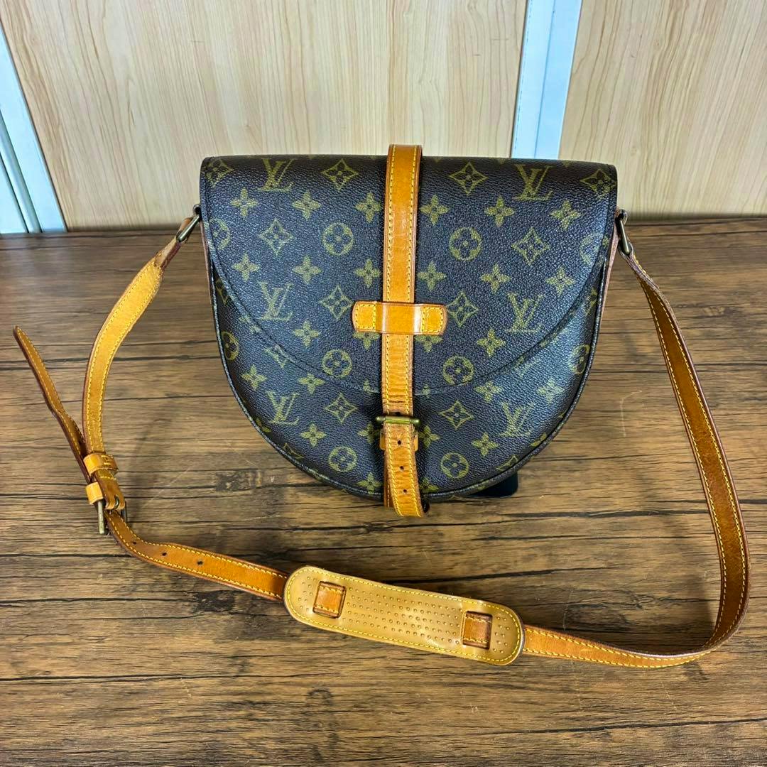 Front view of the LOUIS VUITTON シャンティ (Chantilly) monogram shoulder bag with its leather strap on a wooden surface.