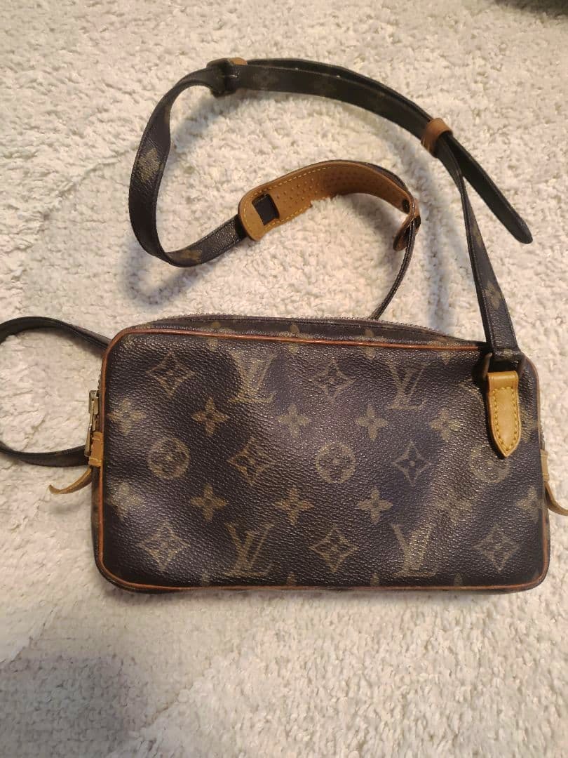 Front view of the マルリーバンドリエール Louis Vuitton ショルダーバッグ with its shoulder strap visible.