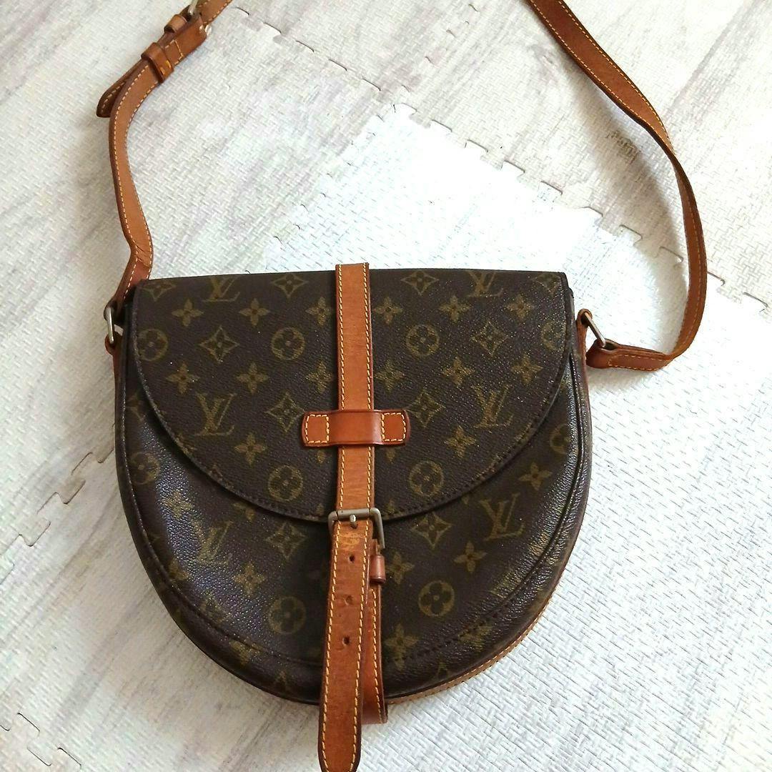 Front view of the LOUIS VUITTON monogram shoulder bag in cow leather with an adjustable leather strap and front buckle.