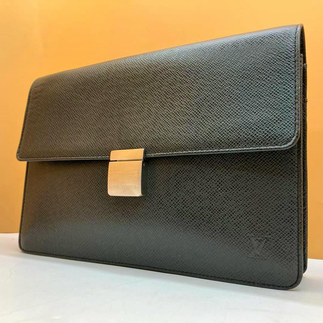 Louis Vuitton Taiga Serenga M30782 clutch/second bag shown from the front on a neutral background.