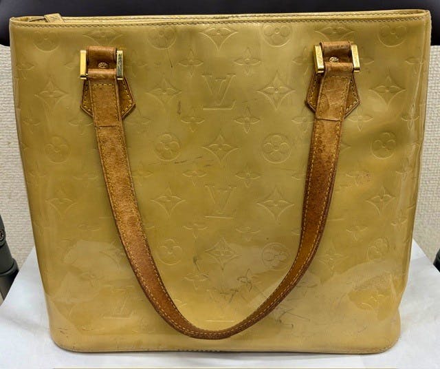 Front view of the Louis Vuitton ヴェルニ one-shoulder handbag showing the monogrammed exterior and shoulder straps.