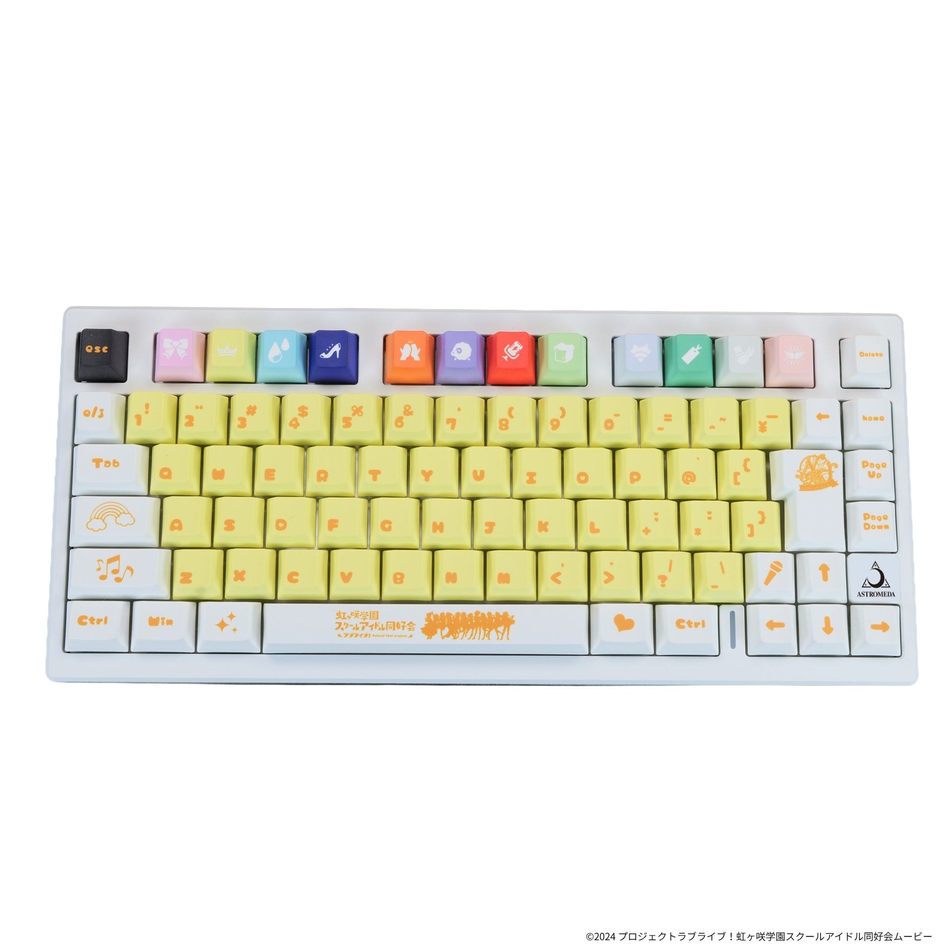 Top-down photo of the 『ラブライブ！虹ヶ咲学園スクールアイドル同好会』 × Astromeda 8K-compatible gaming keyboard with a white case, yellow alphanumeric keycaps, and multicolored top-row keycaps.