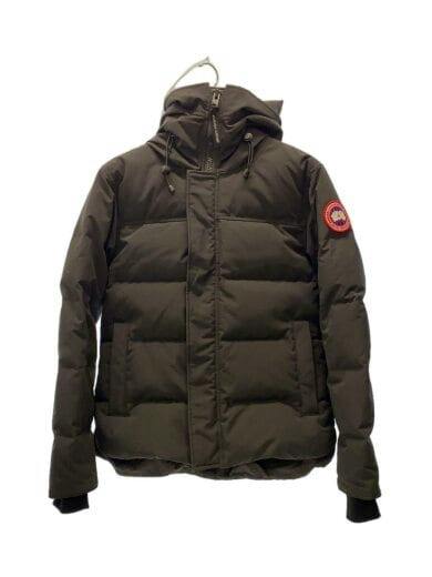 Front view of a black MACMILLAN men's down jacket (M, polyester) with hood and round sleeve patch hanging on a hanger.