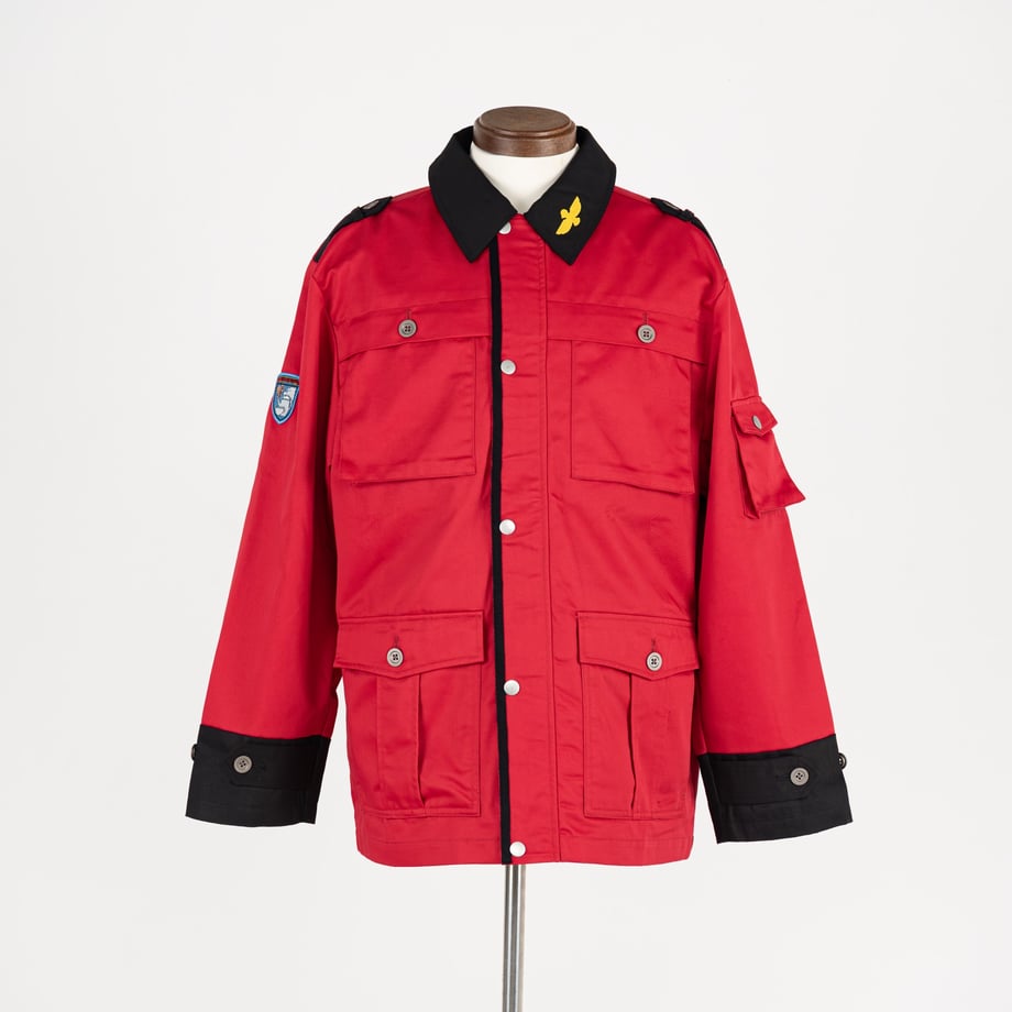 Front view of a red military jacket (TYPE: 聖グロリアーナ女学院) on a mannequin, showing a black collar and cuffs and multiple front pockets.