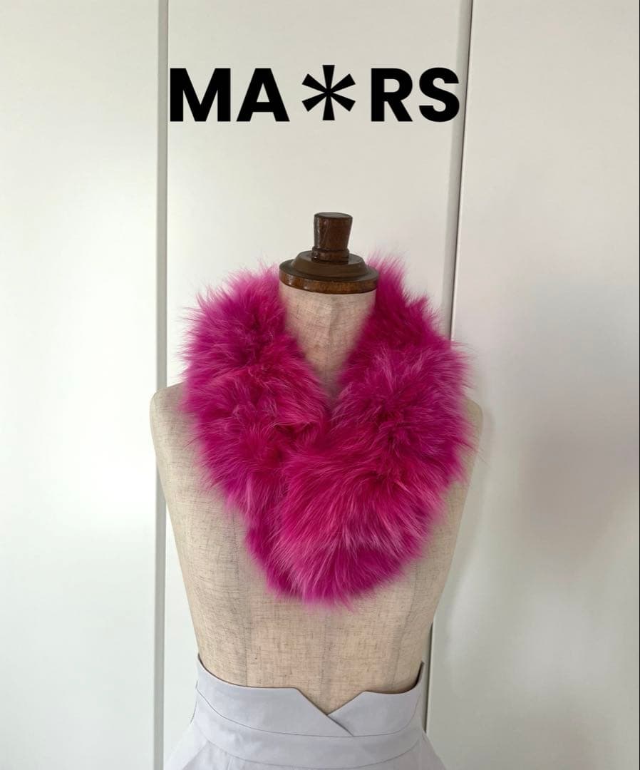 Pink fur scarf draped on a mannequin torso with "MA*RS" text above.