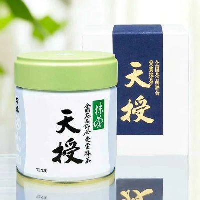 Photo of the 40g matcha tea tin and its outer box showing Japanese calligraphy on the labels.