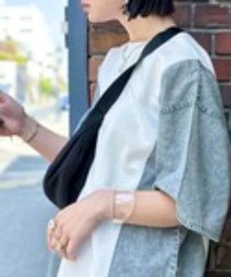 Men's short-sleeve T-shirt in white and gray shown on a model from the side with a black crossbody bag.