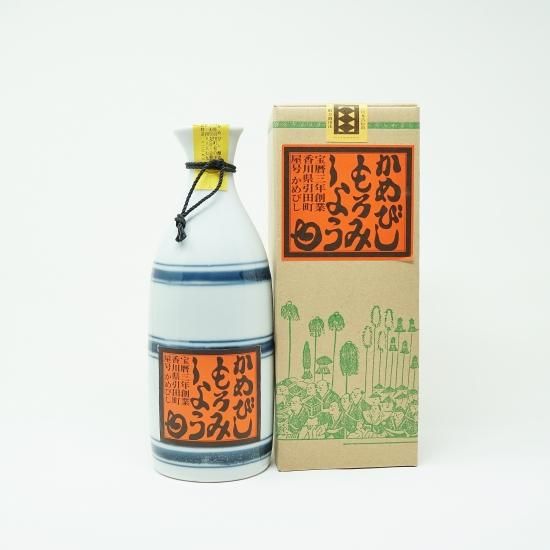 A bottle of もろみ醤油 soy sauce (900ml) in a ceramic-style container displayed next to its cardboard box.