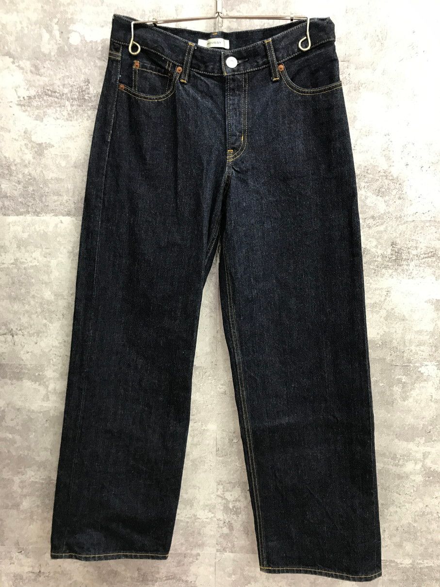 Front view of the women's dark denim 90s low-rise loose straight jeans on a gray background.