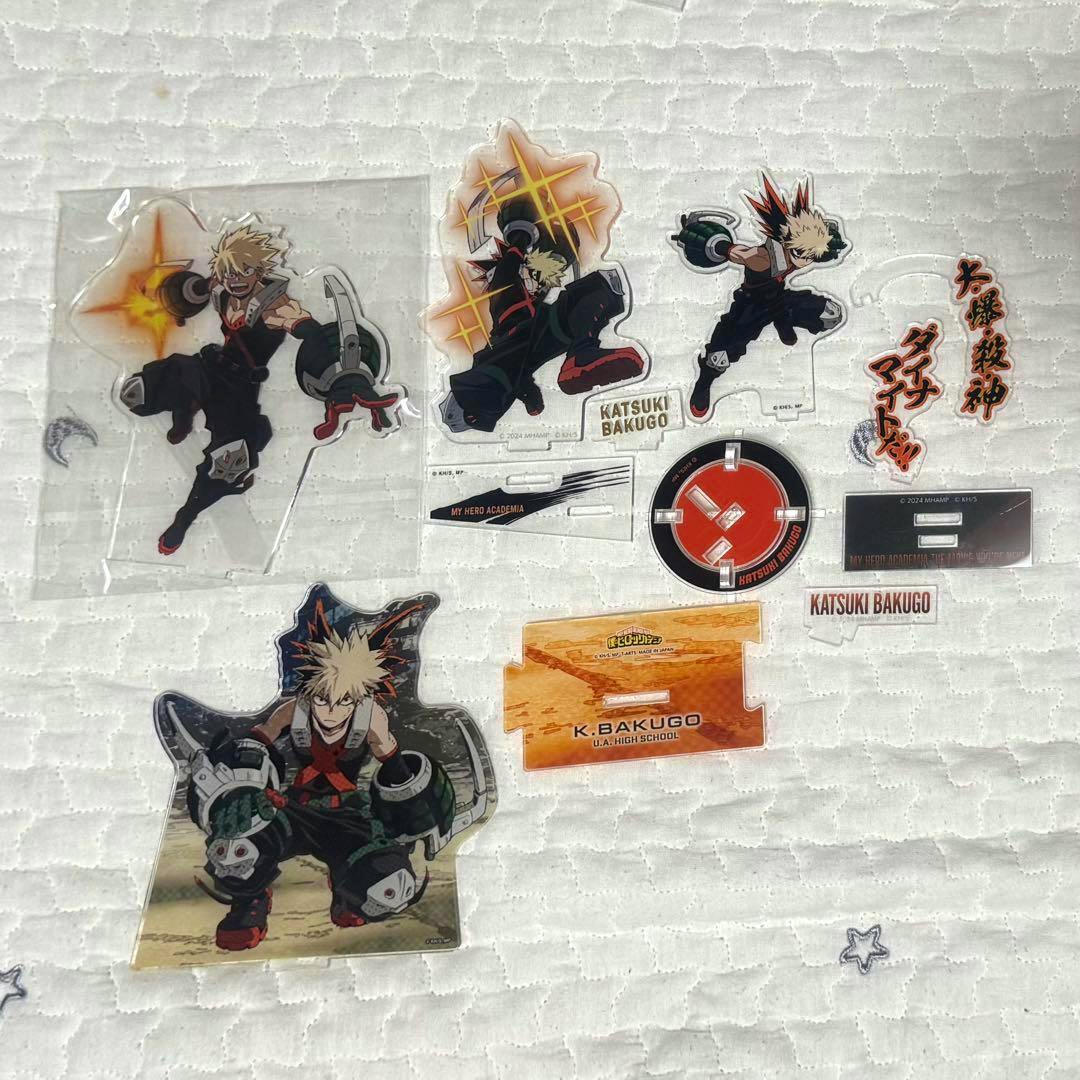 A set of 僕のヒーローアカデミア 爆豪勝己 acrylic stand pieces and bases arranged on a quilted surface.