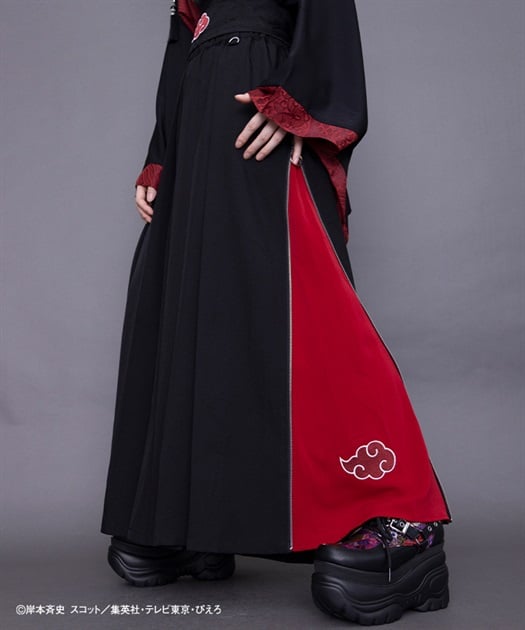 Model wearing black women's hakama pants with a red inner panel and a white cloud motif visible.