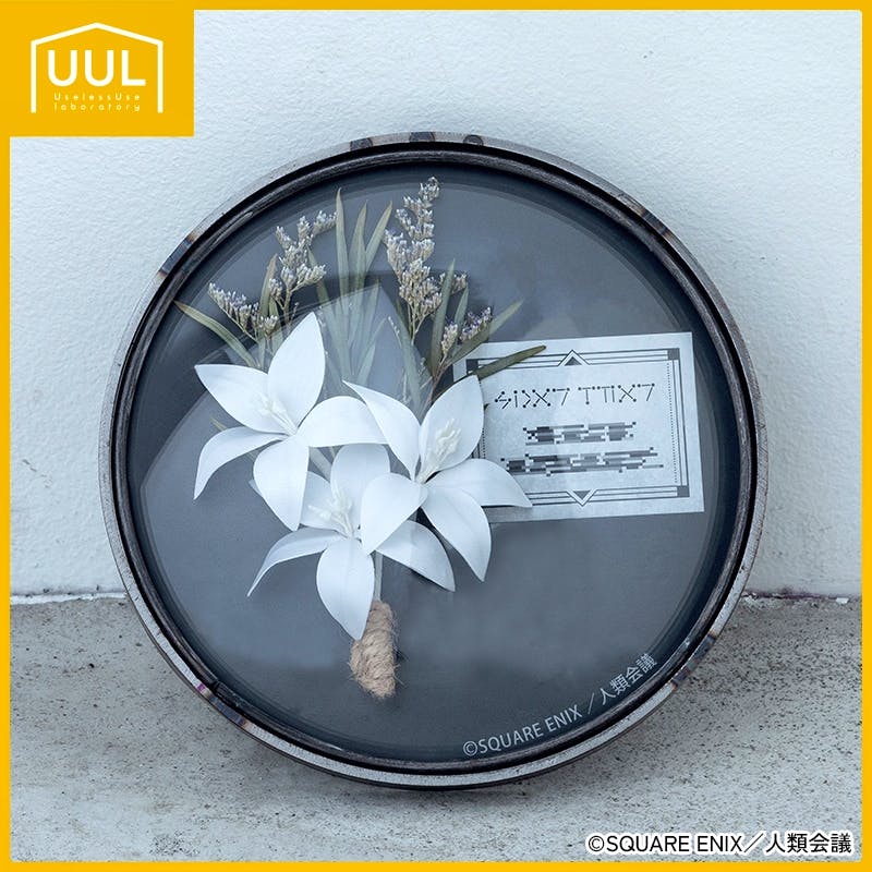 Round glass dried-flower frame showing white dried flowers arranged with a small decorative card inside the circular frame.